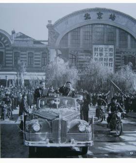 1958年11月，周恩来在车站迎接金日成访华
