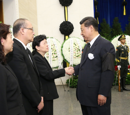 习近平与尉健行亲属握手，表示深切慰问