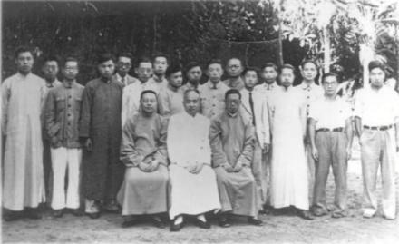 钱穆为前排右一