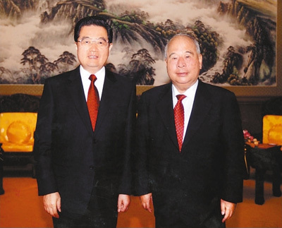 2009年10月1日，胡锦涛同志与尉健行同志合影