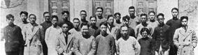 国立清华大学历史学会1936年大礼堂前合影