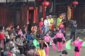 图2 玉垒花灯戏街头表演 