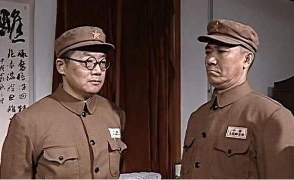 《亮剑》中饰演刘伯承（左一）