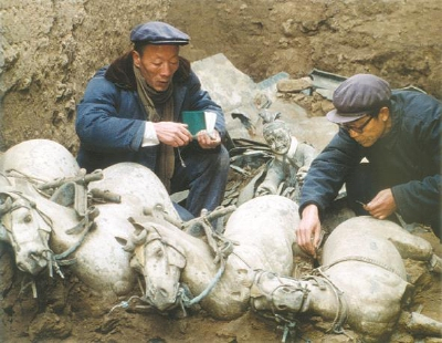 1980年,袁仲一（右）与考古队程学华发掘铜车马 