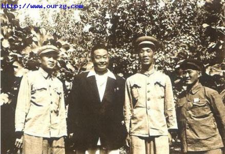 王恩茂和京剧大师程砚秋在喀什