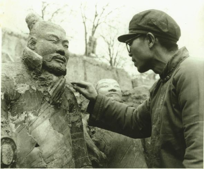 1974年袁仲一在兵马俑一号坑发掘现场 