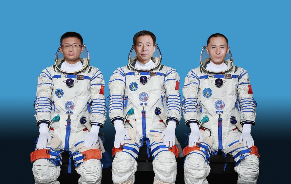 神舟十六号乘组：景海鹏（中）、朱杨柱（右）、桂海潮（左）