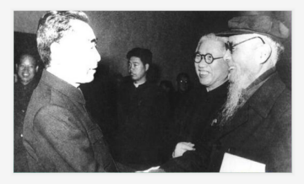 周恩来与丰子恺握手
