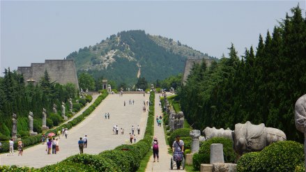 乾陵远眺