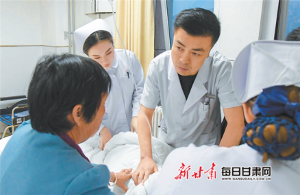 临夏州医院医务人员在救助患者