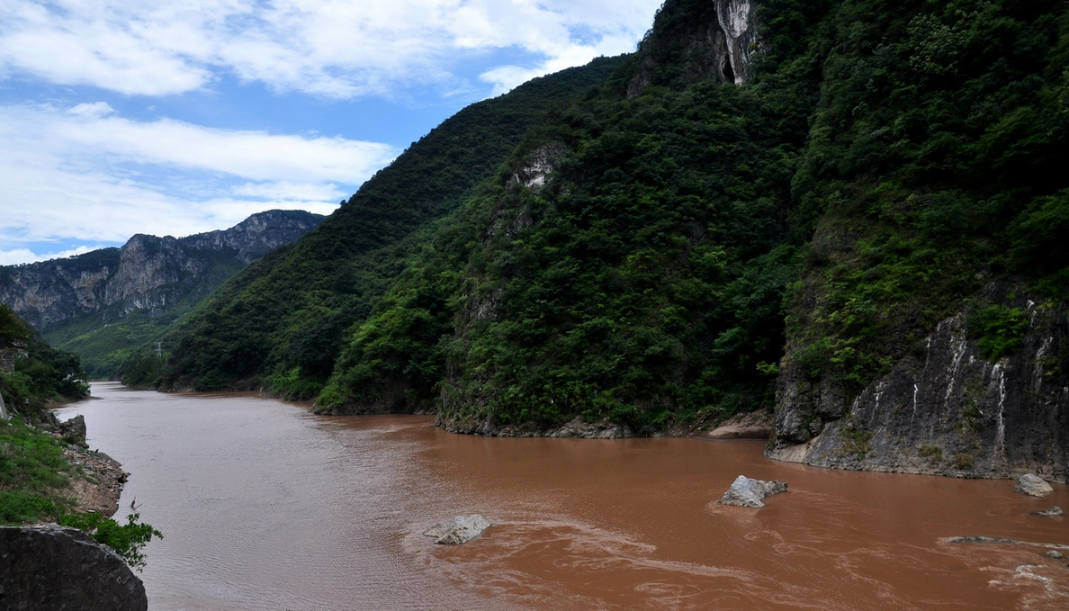 茅台镇一段雨季时的红色浊流