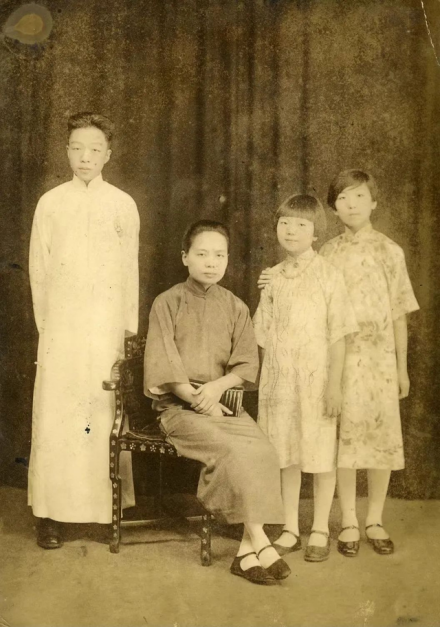 杨苡（右二）与母亲、哥哥、姐姐合影。 