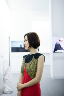 常思思受邀出席建筑展 短发造型清爽亮相