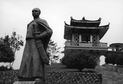 蕉岭县蕉城镇的丘逢甲纪念亭和丘逢甲像