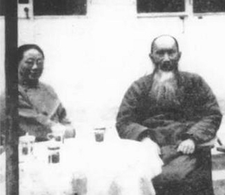 张澜（右）和罗隆基在上海虹桥疗养院