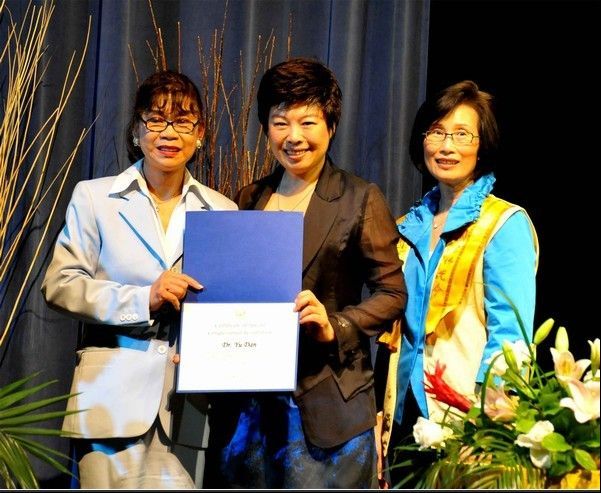 美国国会议员向于丹颁发弘扬中华文化奖状