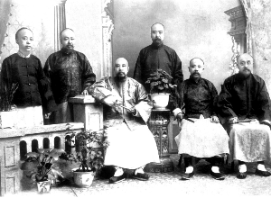 　屠寄（左二）与同仁合影