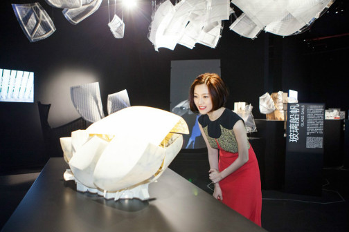 常思思受邀出席建筑展 短发造型清爽亮相