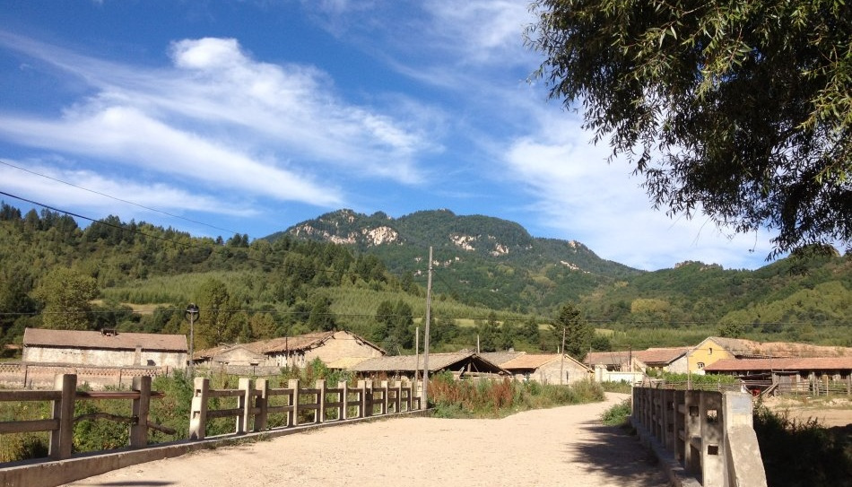 关帝山交城县一侧地貌