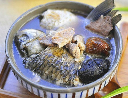 鲫鱼土茯苓汤