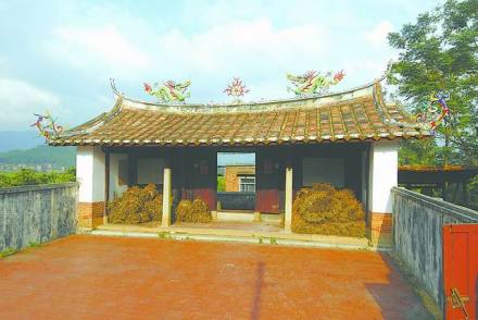 重新修建的郑纪故居大门