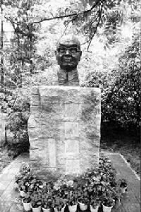 匡亚明雕像