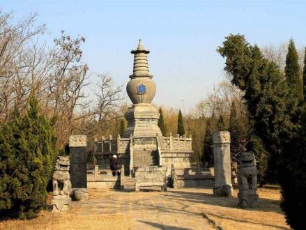 1992年修建的净严法师灵塔