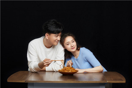 张瑞涵（左一）《热干面之味》中饰演许鸿宇 