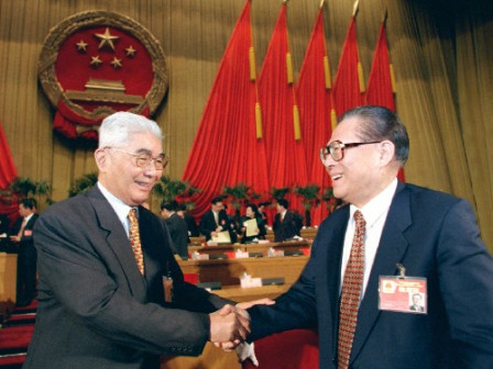 1998年3月16日,江泽民同志与荣毅仁同志亲切交谈