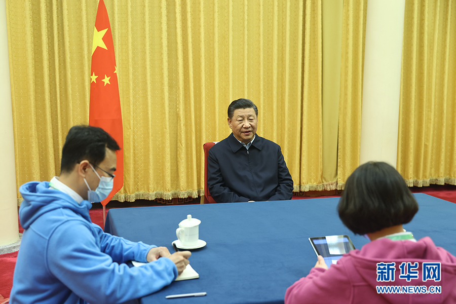 习近平在回答普查员的询问 