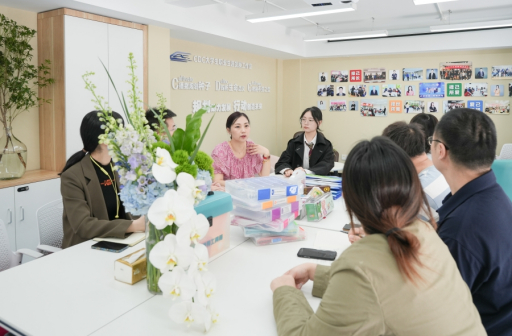 与学生面对面交流