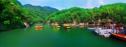 画眉谷景区杜鹃湖风光