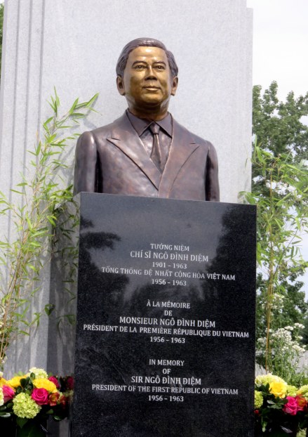 吴廷琰的雕像（位于加拿大蒙特利尔） 