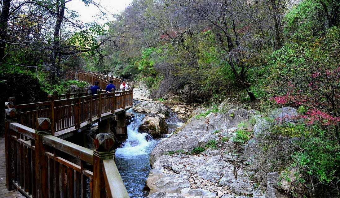 龙门洞景区水潭激流景观