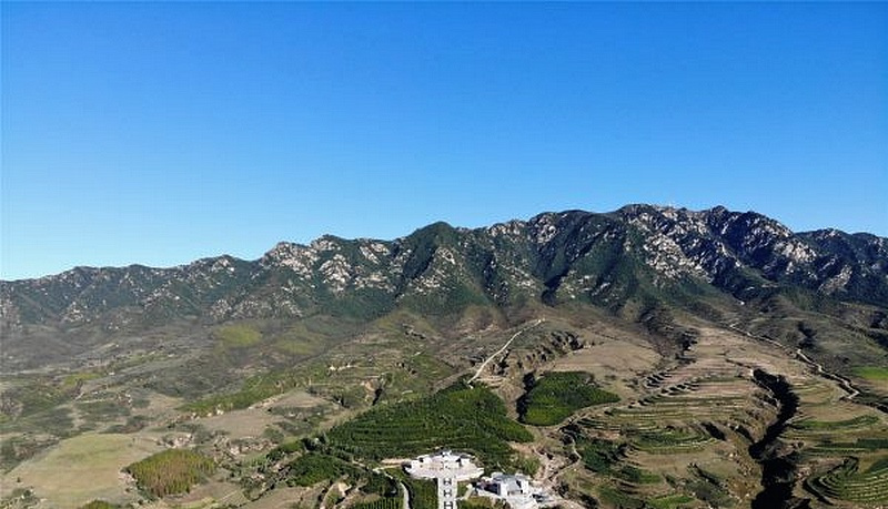 黑茶山及山下的四八烈士纪念馆