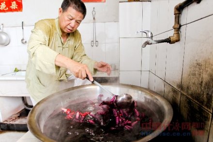 徐仁杰传承自贡扎染工艺