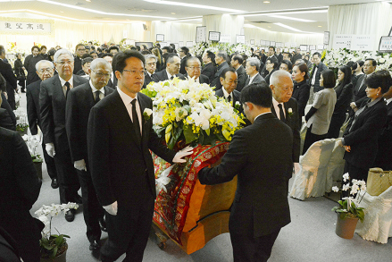 扶灵人士包括全国政协副主席董建华、中联办主任张晓明、新界乡议 