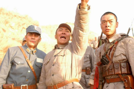 2005年电视剧《亮剑》在央视播出，让李幼斌（中）饰演的李云