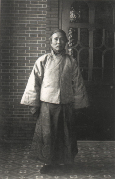伍廷芳立像 