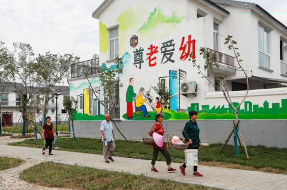 鲍集镇铁佛社区居民农忙归来
