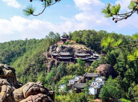 石钟山石窟远景