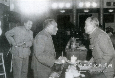 小平同志与胡乔木院长