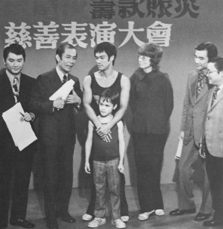 李小龙6月24日出席“六一八”雨灾筹款活动