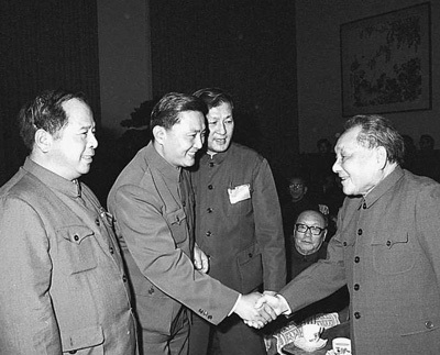 1983年10月29日，邓小平同志与尉健行同志（左一） 
