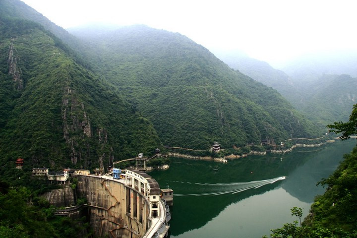 褒河谷口的石门水库 