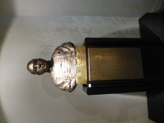 校史馆中的刘湛恩烈士铜像