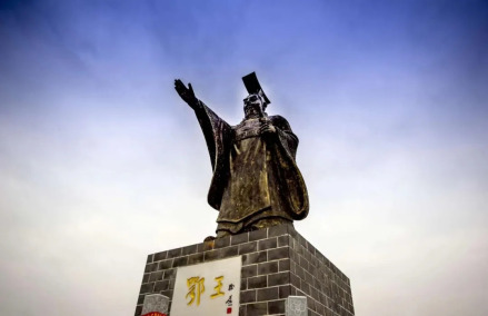 鄂王像