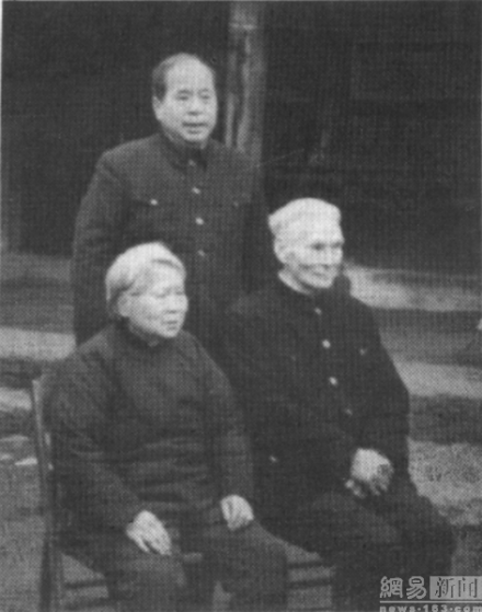 尉健行与父母