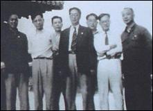 唐弢(右一)与曹禺、巴金等在文代会上