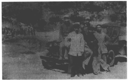 1949年卫恒（后右一）在太岳区党委驻地阳城 
